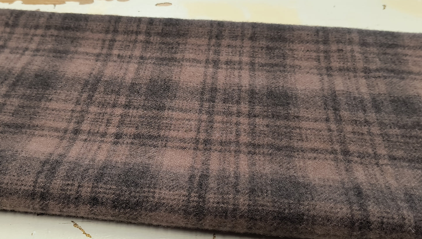 SEAL BROWN 01 M Hand Dyed Plaid Wool (Medium)