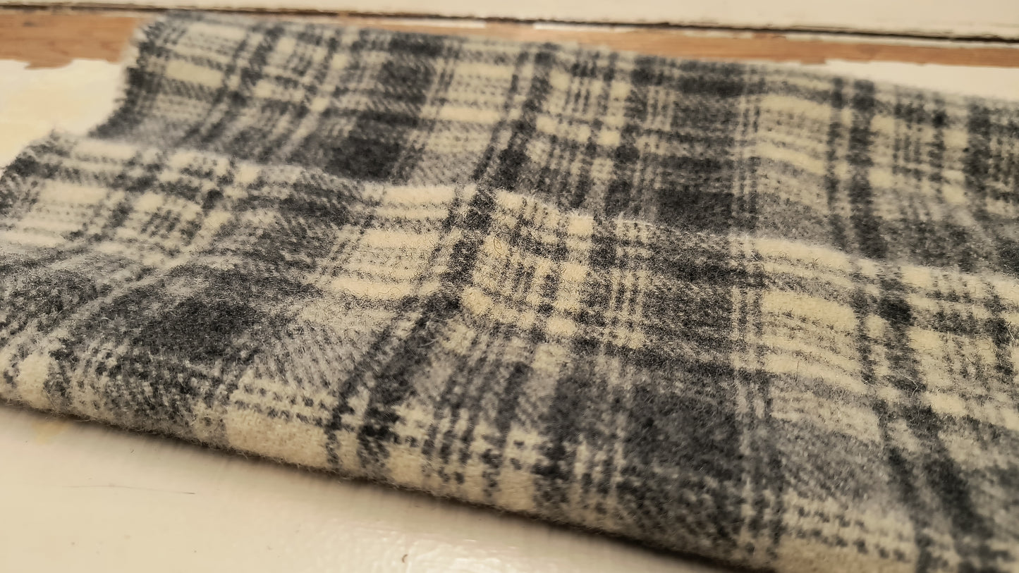 STRAW 01 M Hand Dyed Plaid Wool (Medium)