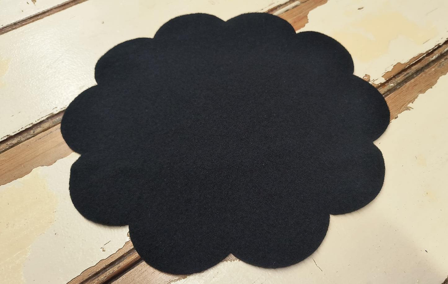 Pre-cut Wool Base | 11½" Scalloped Circle